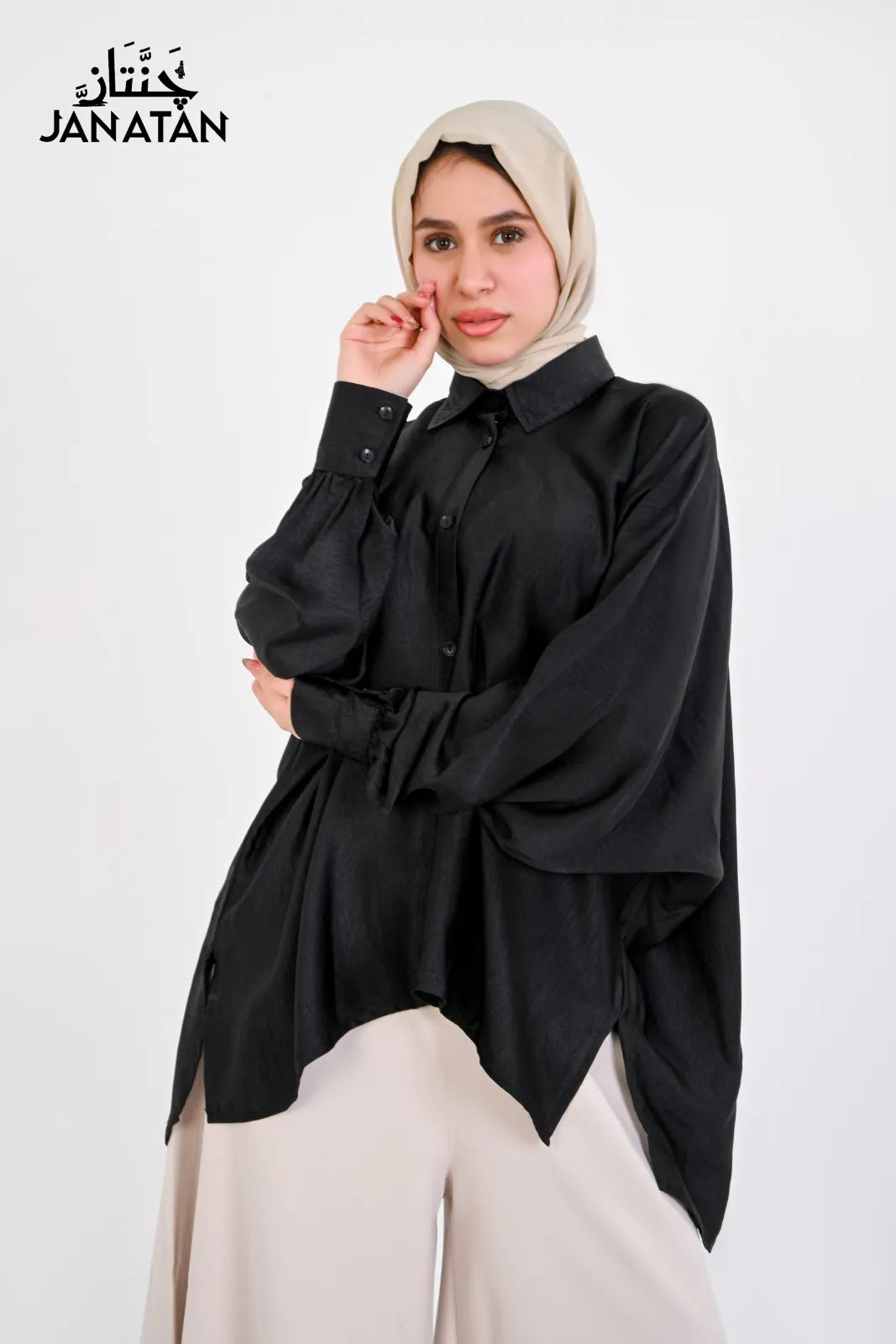 قميص ساتان سادة بقصة واسعة أسود