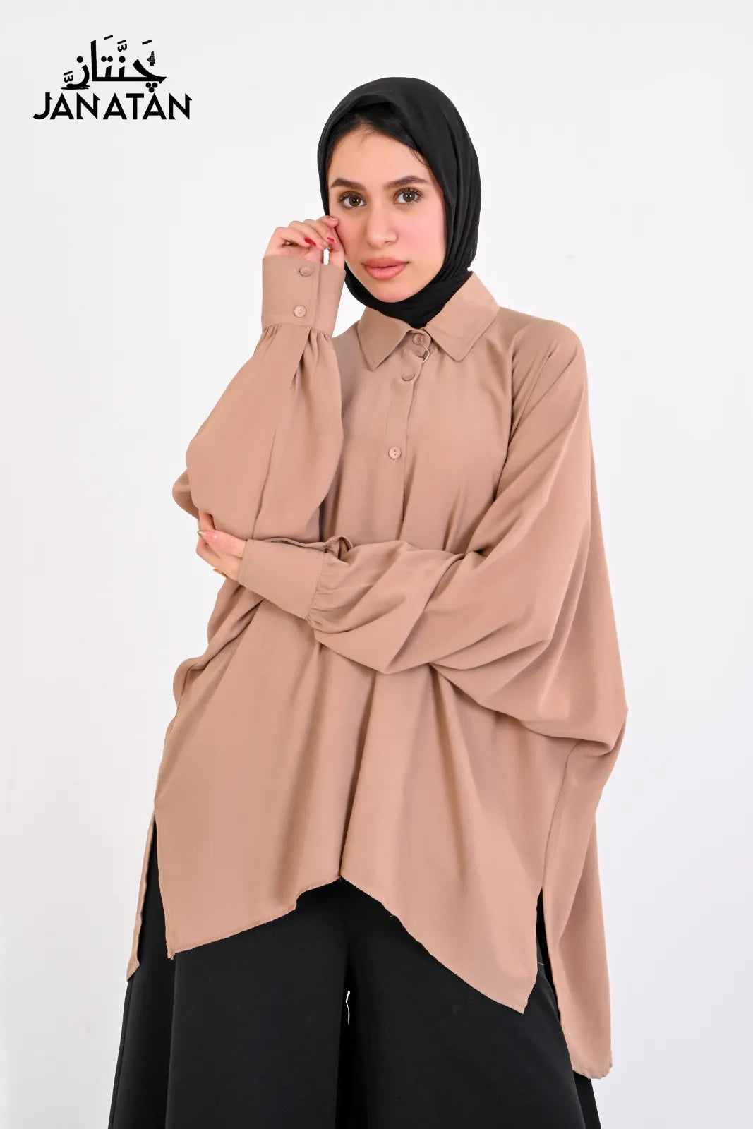 قميص ساتان سادة بقصة واسعة كافية